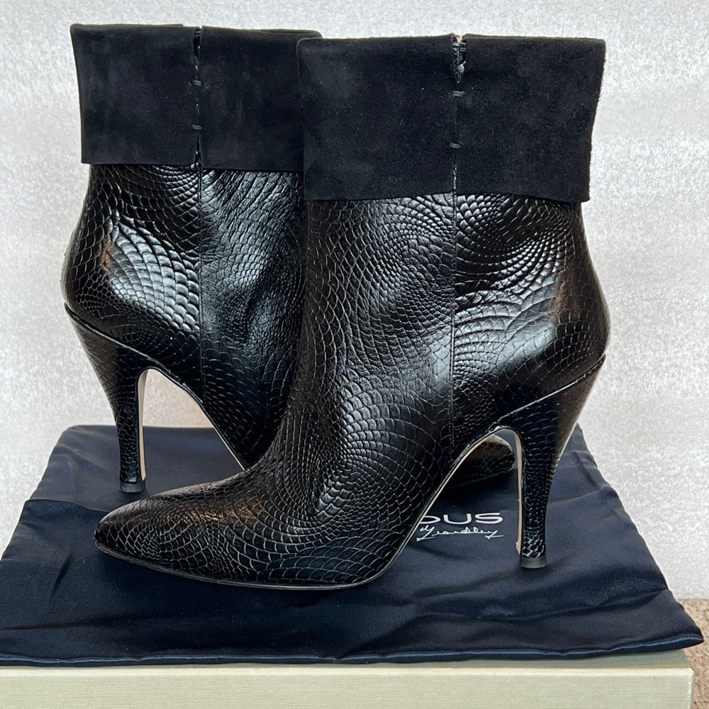 Elegant Black Textured Heeled Boots Size 8.5/38.5